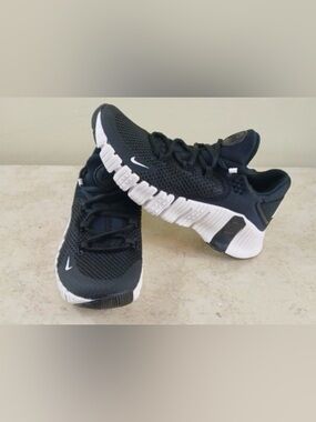 Nike Free Metcon 4 Running Shoes CZ0596-010 Women's Sz 8 Black Sneakers